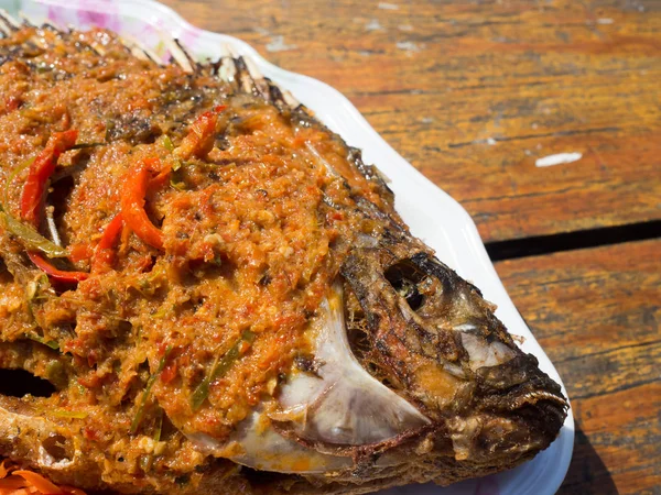 タイのスパイシーな魚のフライ. — ストック写真