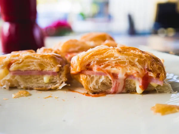 Croissant au jambon . — Photo