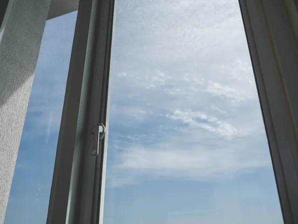 Loneliness window and sky. — Stock Photo, Image