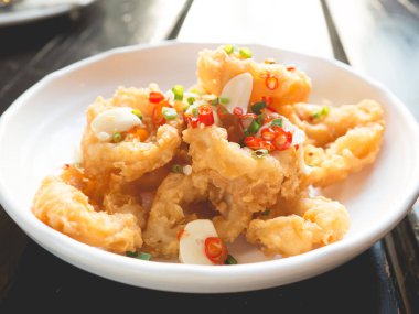 Baharatlı soğan halkası.