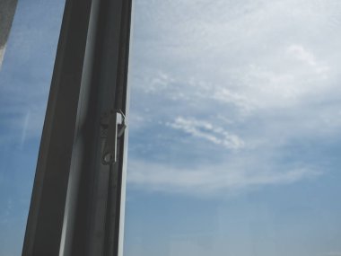Yalnızlık penceresi ve gökyüzü.