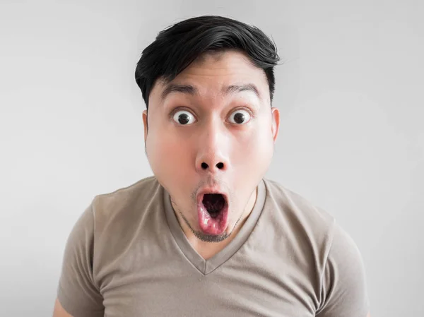 Adamın aşırı şok ve sürpriz yüzünü.