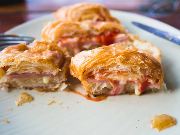 Croissant au jambon . — Photo