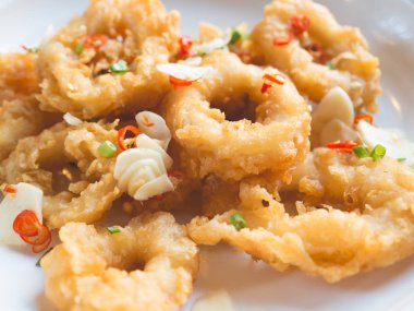 Baharatlı soğan halkası.