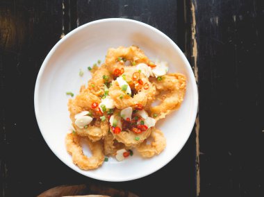 Baharatlı soğan halkası.