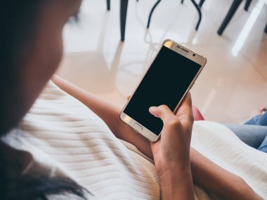 Kadın smartphone ile rahat.