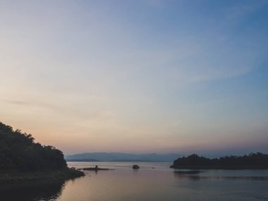 Göl ve dağ manzarası.