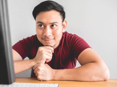 İşine konsantre adam.