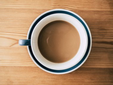 Kahve fincanı masada..