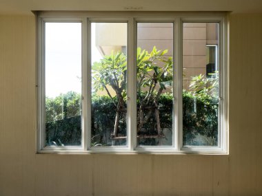 Pencere cam Bahçe Manzaralı.