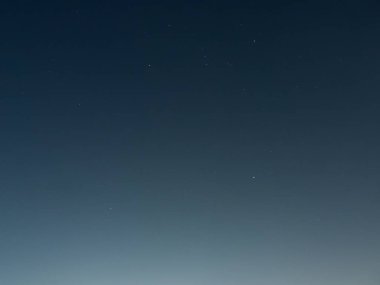 Strar gece yarısı gökyüzü üzerinde.