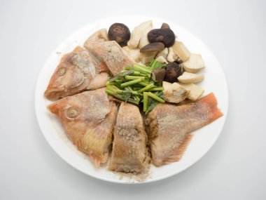 Buğulanmış tilapia balık.