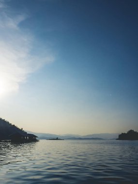 Göl ve dağ manzara Kanchanaburi Tayland akşam.