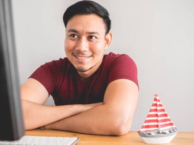 Mutlu Asya adam konsantre mornitor üzerine çalışmaları içinde.