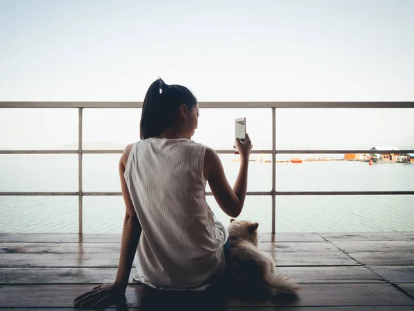 Asiática Mujer Sentarse Lago Vista Balcón Con Pomerania Perro —  Fotos de Stock