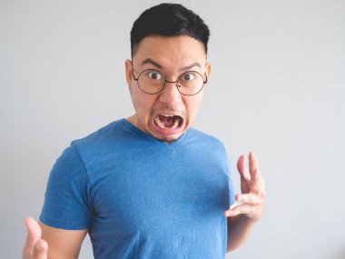 Komik şok ve Asya adamın yüzünü dehşete