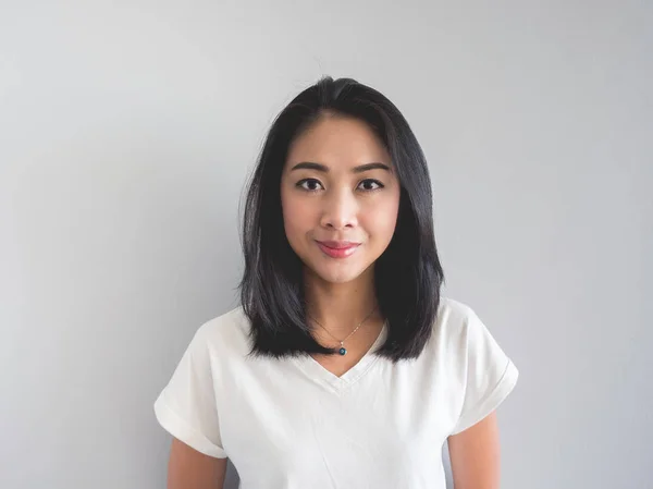 Ευθύ Πρόσωπο Πορτρέτο Του Ασιατική Γυναίκα Λευκό Shirt — Φωτογραφία Αρχείου
