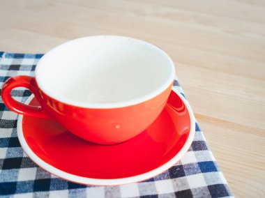 Boş kırmızı fincan kahve ahşap tablo.