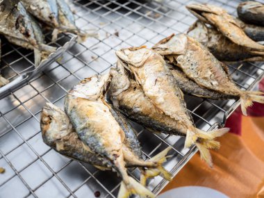 Fried Tay mackerels Tayland taze pazarında satış.