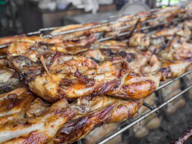 Tayland 'da kızarmış tavuk sulu ve çok lezzetli sokak yemekleri..