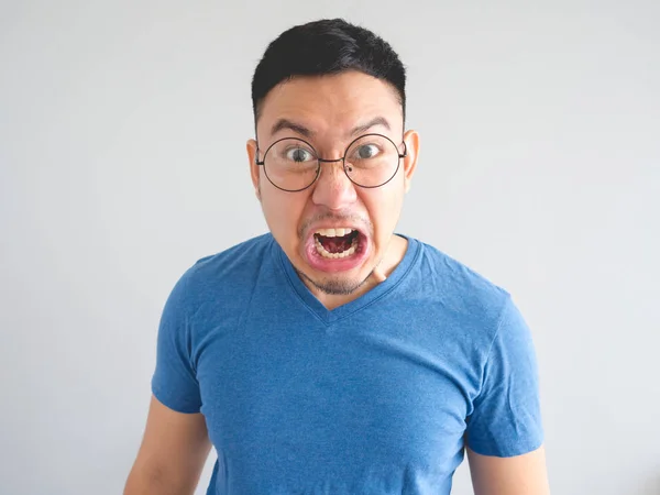 Legrační Obličej Rozzlobený Asijské Muže Modré Tričko Brýle — Stock fotografie