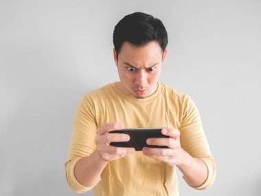 Asya adam cidden mobil oyun oynuyor.