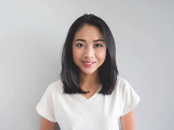 Χαμόγελο Πορτρέτο Ευθύ Πρόσωπο Ασιατική Γυναίκα Λευκό Shirt — Φωτογραφία Αρχείου