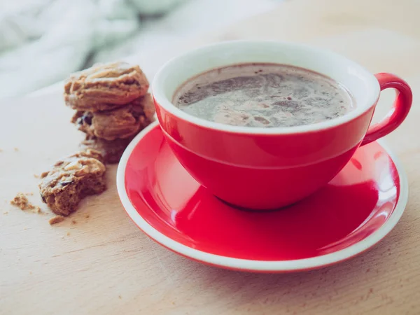 Tazza Rossa Cioccolata Calda Biscotti Scaglie Cioccolato Mattino — Foto Stock