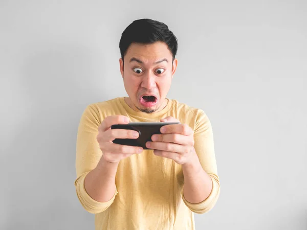 Chocado Ásia Homem Joga Móvel Jogo Seu Smartphone — Fotografia de Stock