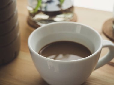 Beyaz fincan kahve sabah ahşap tablo.