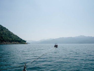 Göl ve dağ çevresinde çekerek Motorlu tekne ile Sal yerinden.