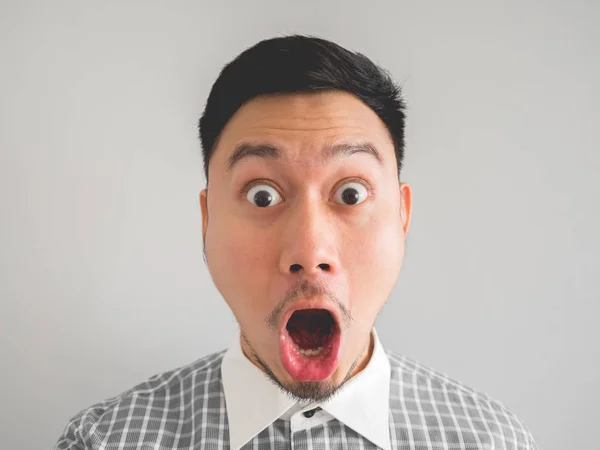 Närbild Masken Förvånad Och Chockad Asiatisk Man Med Ljus Skägg — Stockfoto