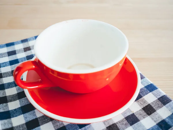 木桌上的空红杯咖啡 — 图库照片