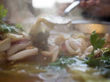 Sıcak Tom Yum kalamar. Tay Baharatlı deniz mahsulleri çorbası.