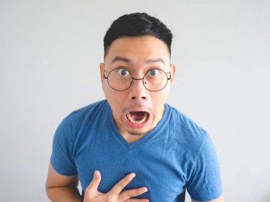 Komik şok ve Asya adamın yüzünü dehşete