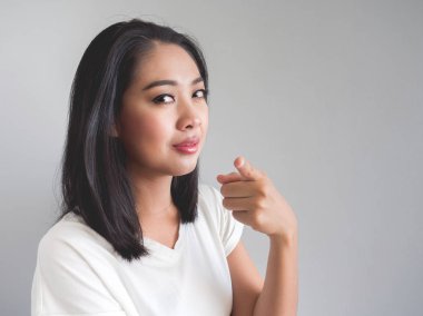 Asyalı kadın kurnaz olun veya gülümseme ve o bildiğiniz gibi gizli nokta dışarı el kurnaz.