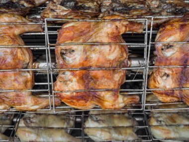 Tayland 'da kızarmış tavuk sulu ve çok lezzetli sokak yemekleri..