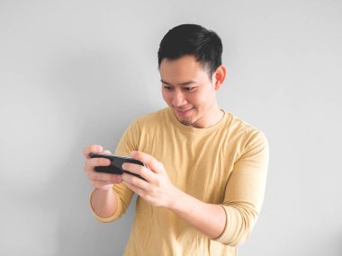 Mutlu Asya adam mobil oyun smartphone üzerinde çalış..