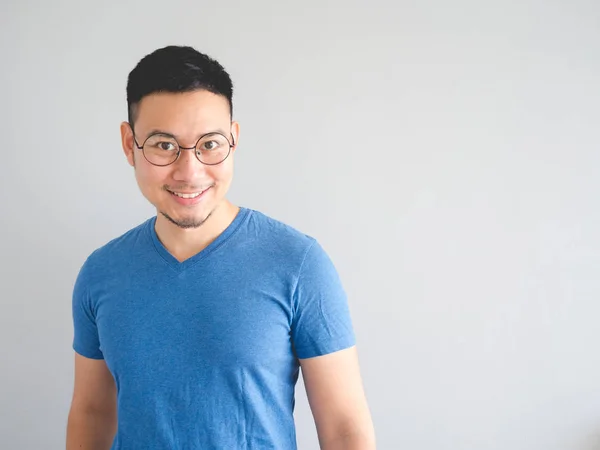 Mutlu Kendine Güvenen Asya Adam Mavi Shirt Gözlük — Stok fotoğraf