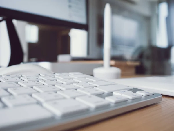 Close Beeld Van Toetsenbord Houten Bureau Werk — Stockfoto