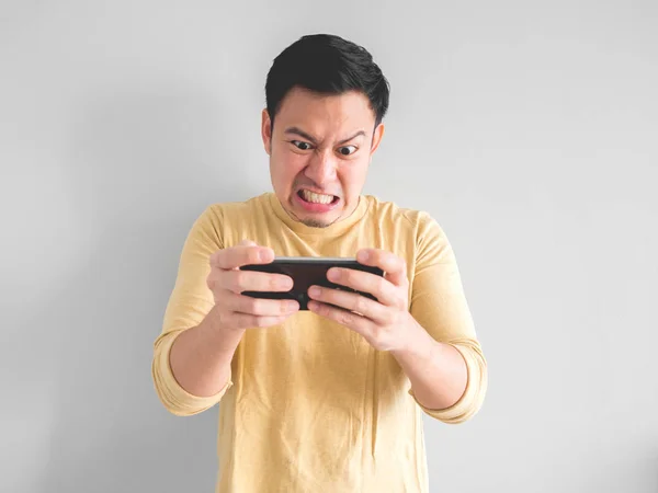 Irritado Homem Asiático Joga Jogo Móvel Seu Smartphone — Fotografia de Stock