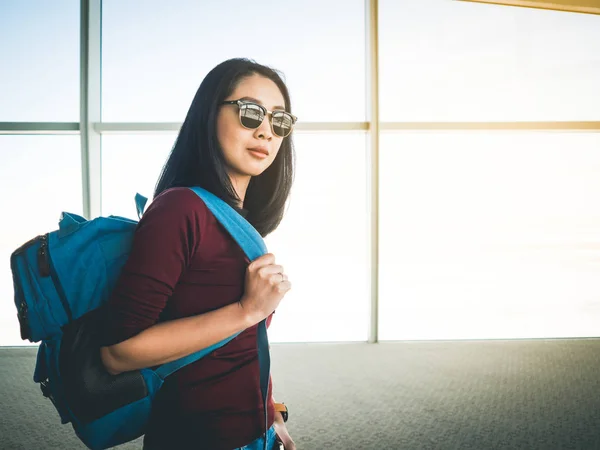 亚洲妇女在机场准备乘飞机旅行和冒险旅行 — 图库照片