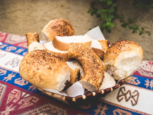 Turecké Sezamové Pečivo Chléb Řezaný Připravit Snídani Domácnosti — Stock fotografie