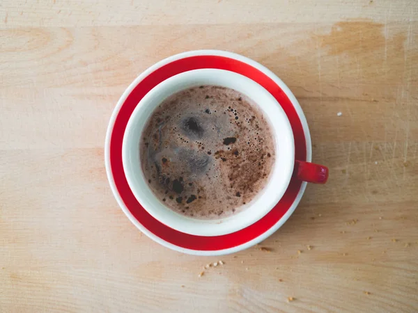 Rote Tasse Kaffee Auf Holztisch — Stockfoto