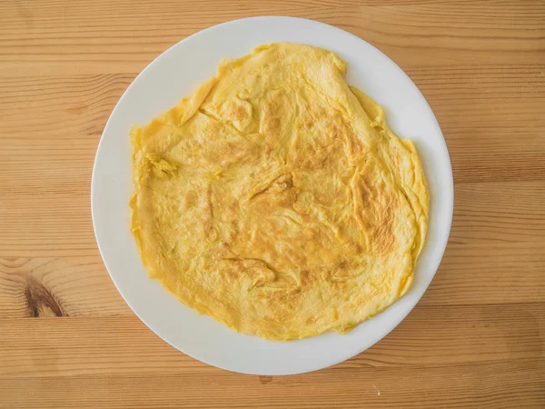 Ovanifrån Thailändsk Omelett Eller Omelett Vit Skål Träbord — Stockfoto
