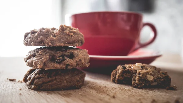 Copa Roja Cacao Caliente Galletas Chispas Chocolate Mañana — Foto de Stock