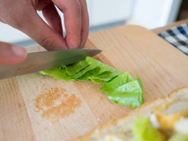 Kepekli sandviç kahvaltı hazırlarken sabah ayarla.