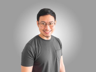 Yüz gülümseyen mutlu ve başarılı Asyalı adam gözlük takmaz.