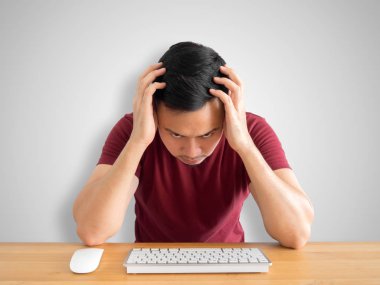 Asyalı adamın sıkılmış ve ciddi yüzünü ofisinde oturup onun iş yerinde sorun çıktı.