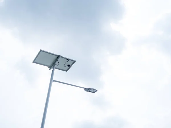 Iluminação Rua Led Energia Solar Céu Nublado — Fotografia de Stock